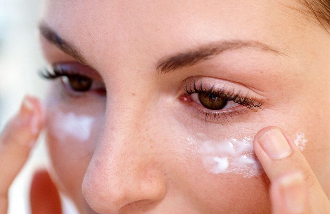 application of cream to rejuvenate the skin around the eyes