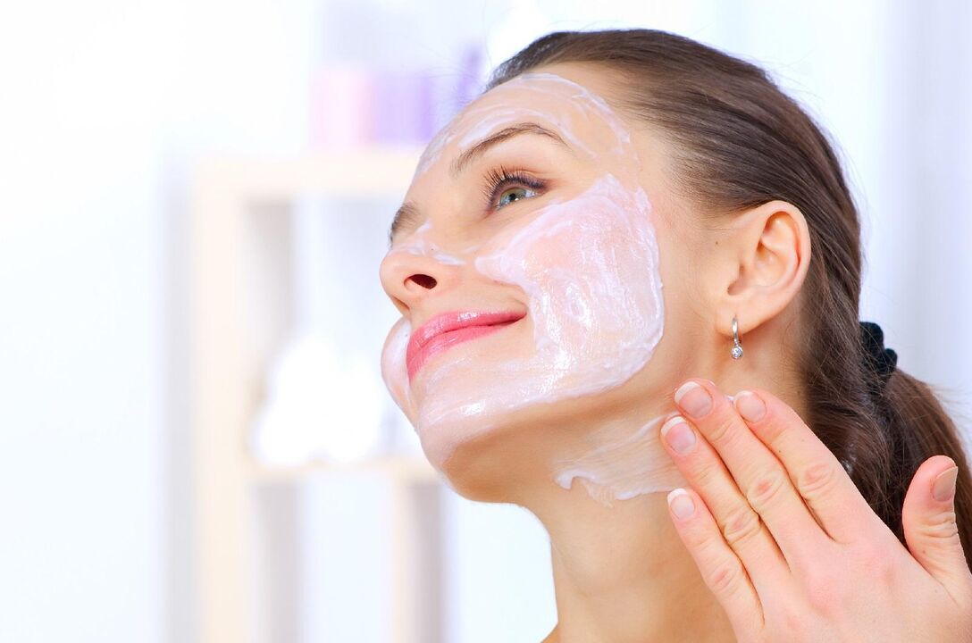 The woman rejuvenates her face with a homemade mask